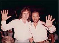 L'artiste de Comstock, Doug Peters, avec Lee Greenwood au club Ronnie Prophet's Carousel à Nashville [entre 1985-1990].