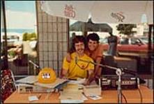 Elaine Jarvis avec le directeur de la station CJTN, Dave Sovereigh, durant une fête sur une terrasse [entre 1989-1994].