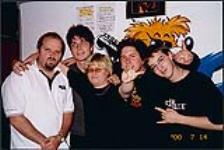 Musiciens de Winnipeg, Jet Set Satellite, prenant une pose avec Jeff O'Neil, animateur de l'émission du retour à la maison de la station radio 99,3, The FOX July 14, 2000