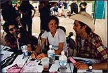 Durant le 89 X Birthday Bash, Cristina passant Eve Hartling et Mike Belitsky de Jale en entrevue [between 1995-1997].