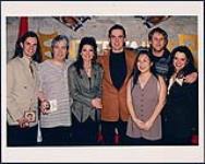 While in Montreal for a blitz of publicity, Shania Twain meets up with regional Mercury/Polydor and PGS staff [entre 1995-1996].