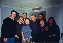 John Travolta pose avec un groupe d'employés de la radio [entre 1990-1995].