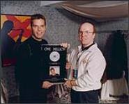 Ricky Martin et Rick Camilleri posent avec un album de Diamant soulignant la vente de plus d'un million d'exemplaires de l'album éponyme December 1, 1999