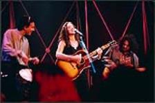 Sarah McLachlan, Ashwin Sood (?) and an unidentified band member performing at the Juno Awards ceremony [entre 1993-2000]