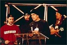Quatre hommes non identifiés recevant un prix Juno [between 1990-2000].