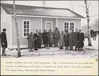 Un groupe de personnes âgées devant une maison de la réserve de Sandy Bay, au Manitoba [between 1930-1960]