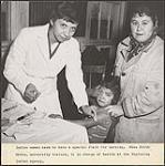 Edith Green, infirmière responsable de la santé à l'agence de Nipissing, vaccine une jeune fille autochtone [entre 1930-1960]