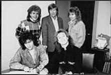 Greg Hambleton en compagnie de quatre hommes non identifiés [between 1980-1985].