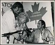 Kroum Pindoff de Pindoff Record Sales s'entretient avec Paul Anka et Shirley Harrison d'Eaton's lors d'une séance d'autographes [between 1979-1982].