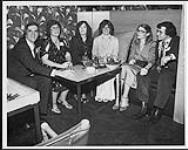 Vito Lerullo assis à une table en compagnie de cinq personnes non identifiées [entre 1973-1978].