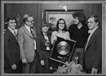Fraser Jamieson, président, et Alice Khoury, vice-présidente de London Records, en compagnie de Nana Mouskouri et de personnes non identifiées [between 1967-1970].