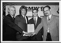 Neil Buchanan, Neill Dixon et Mario DeSilva de la société Apple Computer en compagnie de David Leonard, président de l'Institut Trebas 1997.