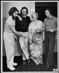 Betty Layton en compagnie de trois hommes non identifiés [entre 1970-1975].