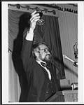 André Laurion, représentant le ministre du Commerce Rodrigue Tremblay, propose un toast avec un verre de vin [entre 1976-1979].