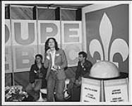 Trois personnes non identifiés à une réception du Groupe Québec [entre 1975-1979].
