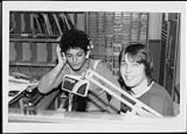 L'humoriste canadien Howie Mandel co-anime une émission de radio avec Don Jackson, personnalité de FM96 de Montréal [between 1973-1978].