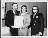Bernie Dimatteo et Don Oates de CBS remettent un prix à Kroum Pindoff [entre 1975-1980].