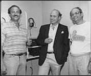 Richard Lyttleton de Disques Capitol en compagnie de Roy et Malcolm Perlman [between 1978-1983].