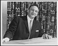 Sammy Jo Romanoff du magazine RPM, assis à son bureau [entre 1965-1970].