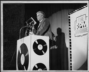 Bob Rowe prend la parole à l'occasion de la cérémonie de remise des prix RPM [entre 1970-1974].