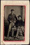 Deux hommes portant un chapeau vers 1858-1880.