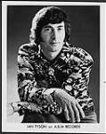 Ian Tyson vêtu d'une chemise avec des motifs fleuris [between 1968-1970].