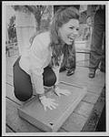 Shania Twain plaçant ses mains sur un bloc de ciment [entre 1995-1998].