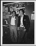 Rob Cosar (directeur musical, CKOV, Kelowna) avec Ian Tyson à Weninger Post House, Kelowna, Colombie-Britannique [between 1970-1975].