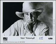 Photo publicitaire de Ian Tyson portant un chapeau de cow-boy et prenant une pose avec une main sur le menton [entre 1989-1995].