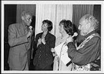 Harry Belafonte, ambassadeur de bonne volonté de l'UNICEF, avec les ambassadeurs d'UNICEF Canada, Sharon, Lois et Bram, au lancement des campagnes de financement automnales à Toronto October 3, 1996
