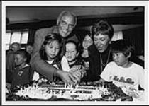 Harry Belafonte, ambassadeur de bonne volonté de l'UNICEF et Julie Belafonte, avec l'aide des étudiants de l'école publique Withrow, coupent le gâteau confectionné pour commémorer le 50e anniversaire de l'organisation au lancement national des campagnes de financement automnales d'UNICEF Canada à Toronto 3 octobre 1996