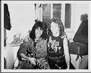 Le guitariste du groupe Helix, Brent Doerner, et Eddie Van Halen parlent boulot au spectacle de Helix à Louisville [entre 1983-1990].