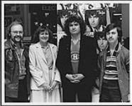 L'artiste du disque Van Dyke avec des membres du personnel de MCA Records [ca 1978].