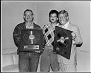 Roger Whittaker reçoit un disque d'or pour l'album double Songs of the Heart [entre 1985-1986].