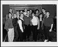Michelle Wright et Jim Brickman au sein d'un groupe de personnes [between 1997-2000].