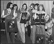 Le groupe The Who plaisante après avoir reçu des prix [between 1971-1978].