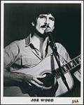 Le musicien country Joe Wood vient de lancer son premier simple, « Bright Eyes », Black Bear Record. (photographie publicitaire) [entre 1980-1990].