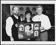 Michelle Wright reçoit un prix pour souligner la vente de plus de 1,3 million d'albums [between 1996-1997].