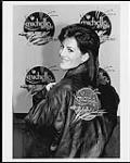 Michelle Wright pose dans son manteau « Chevy Thunder Tour 97 » [ca 1997]