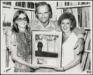 Carl Banas, Sheila Connor et une femme non identifiée tiennent un prix [ca. 1974].