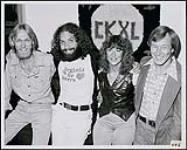 L'artiste du disque Dan Hill (GRT) passe à la radio CKXL de Calgary pour remercier les employés de la station d'avoir été les premiers à présenter ses chansons [entre 1975-1978].