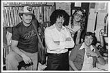 Lef Rigot, Dave Chesney, Denton Young et Howard Helm qui rendent visite à Burt Gordon, de FM 99 [between 1977-1981].