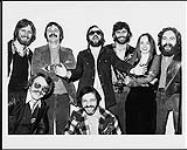 Les représentants de plusieurs organismes médiatiques sont réunis à Tower Town pour assister à l'unique représentation canadienne du groupe The Tubes à Toronto [between 1975-1979].