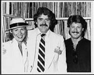 John Carter, de CFCN Calgary, avec Tim et Vickie [entre 1980-1990].