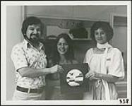 Ian Davies et Janet Zolf, de CFPL FM, avec Pat Watson de Mirth [ca 1977].