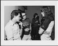 Bobby Day qui parle avec un groupe d'hommes [between 1975-1985].