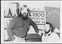 John Ellis, de Soundpath, avec Tom Edge, de la radio CHOO [between 1978-1979].