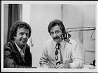 Pause photo au cours de l'entrevue avec Sean Eyre à CKLY [ca 1982].