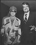 Elton John qui rencontre Nevin Grant à CKOC, à Hamilton October 1979