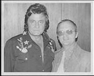 Johnny Cash avec Peter Grant, de CJOB FM, à Winnipeg [between 1968-1976].